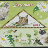 Benin 2015 Domestic Cats perf deluxe sheet containing one triangular value unmounted mint