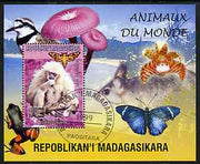 Madagascar 1999 Animals of the World #04 perf m/sheet showing Gibbon Monkey, background shows Frog, Bird, Butterfly, Fungi & Orchid, fine cto used